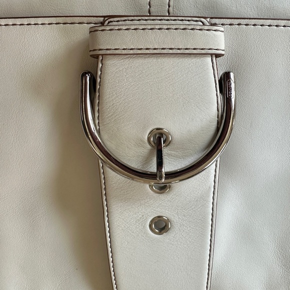 Elegant White Leather Coach Hobo Bag - Picture 3 of 12